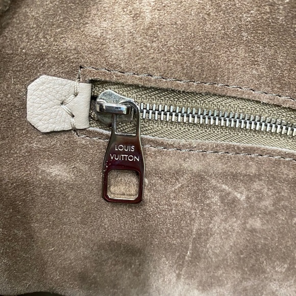 LOUIS VUITTON Veau Cachemire Soft Lockit PM Galet - Picture 12 of 13